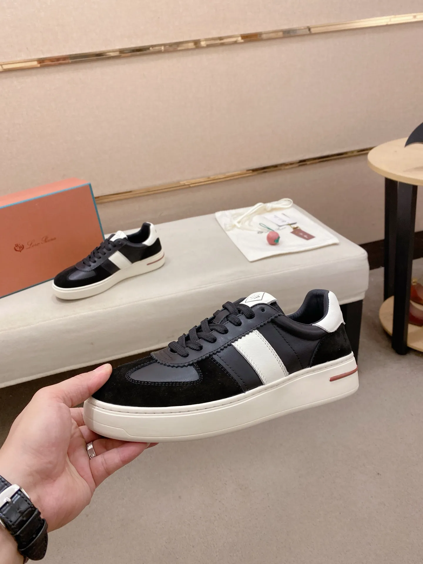 Men's shoes💰: 580💰🔥𝐥𝐨𝐫𝐨 𝐏𝐢𝐚𝐧𝐚 lp classic loafers, an Italian treasure brand, the only brand that can match Hermès! Only after wearing it do we realize that we can’t live up to our feet. The upper is made of imported first-layer cowhide with breathable fly-knit fabric, water-dyed cowhide foot pads, and the official original glass rubber outsole and pendant. Exclusive original packaging (tag ➕ brand paper ➕ outer box ➕ hand bag) code number: 38-44. Can be customized 45-46